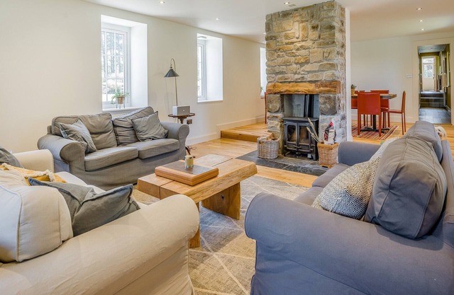 5 bedroom accommodation in West Calder, near Edinburgh