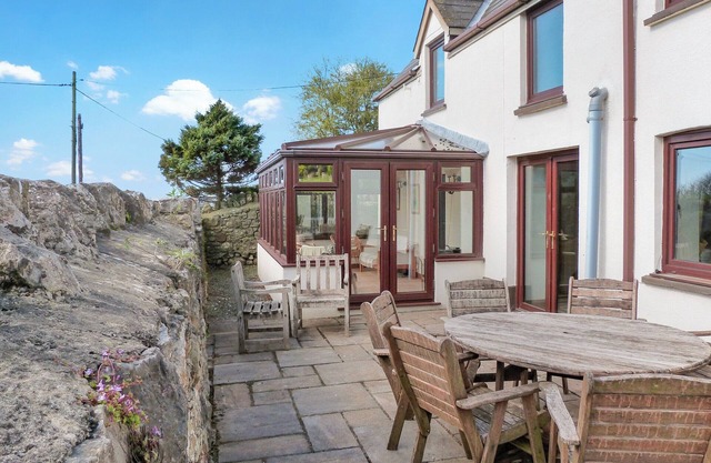 5 bedroom accommodation in Horton, near Gower