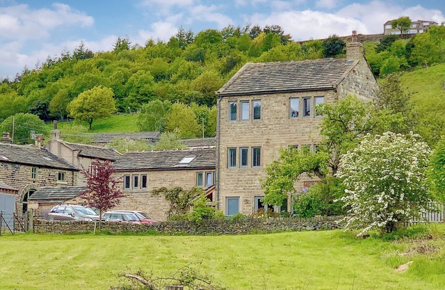 5 bedroom accommodation in Slaithwaite, near Huddersfield