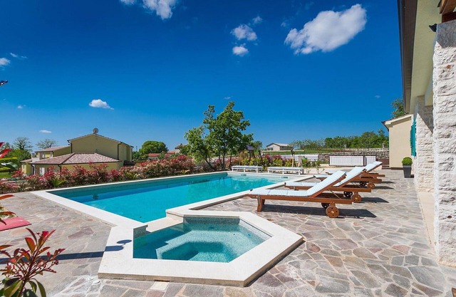 5 bedroom accommodation in Zminj