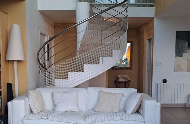 5-bedroom architect-designed house with splendid sea view? Ideal for 2 families