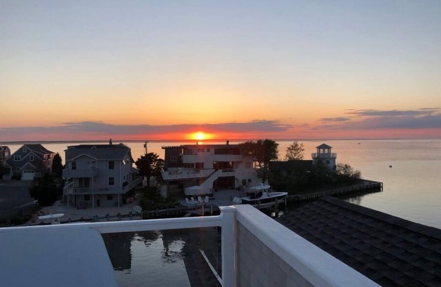 5-bedroom bay front house w pool, w generous social area, short walk to beach