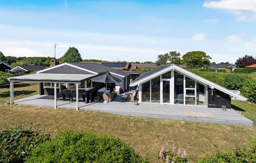 5 Bedroom Beautiful Home In Juelsminde