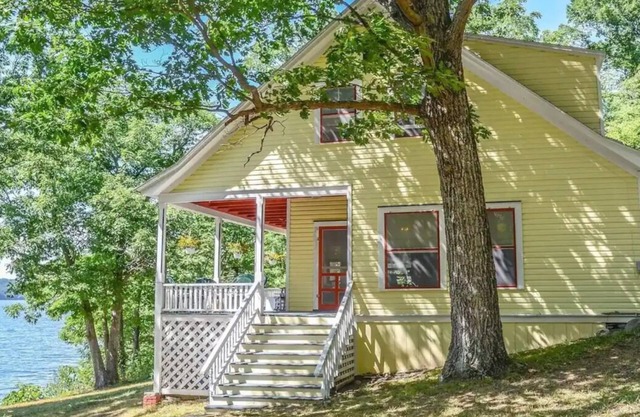 5-bedroom charming cottage in Burdett with private beach and beautiful views