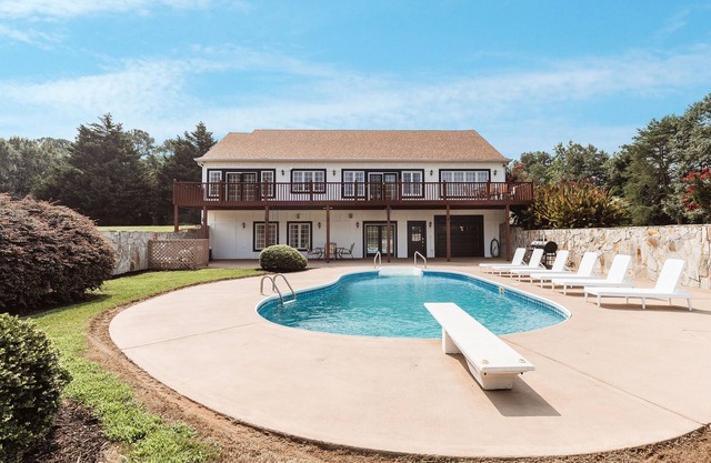 5 bedroom Country Living with Salt Pool, 23-acre mountain view property