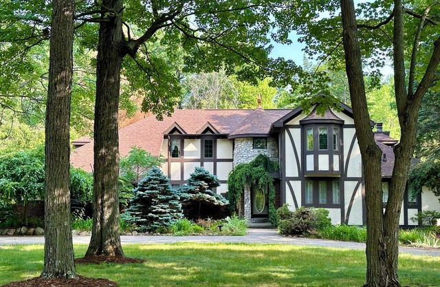 5-Bedroom Estate – 12 acres, Huge Space, Fast WiFi, Fitness Room, & More!
