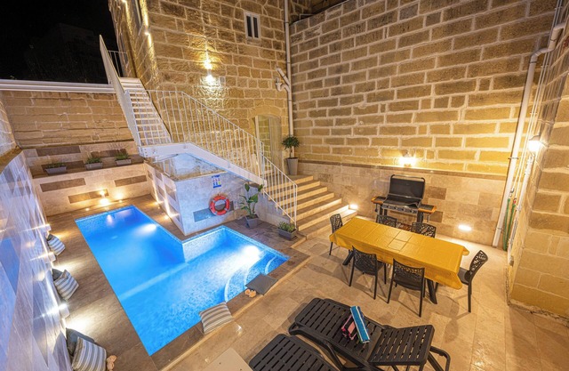 5-bedroom farmhouse with outdoor pool and indoor jacuzzi