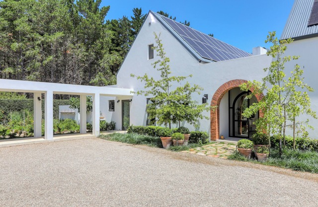 5-Bedroom Forest Getaway with Jacuzzi & Views