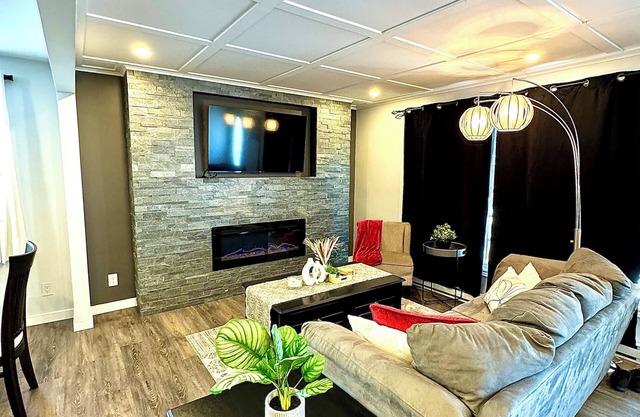 5 bedroom getaway close to big shopping giants