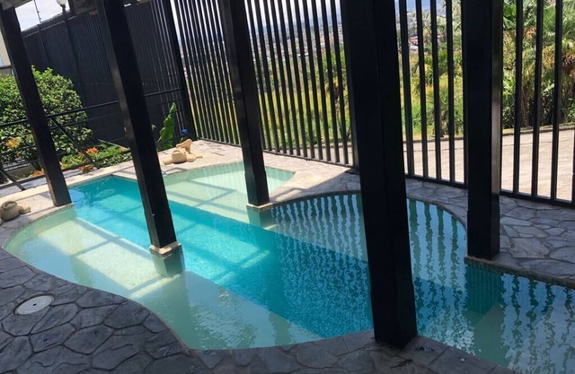 PISCINA CLIMATIZADA DE 5 DORMITORIOS EN ESCAZU
