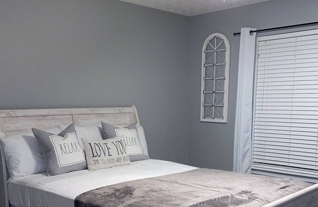 5 bedroom home 15 mins from Airport