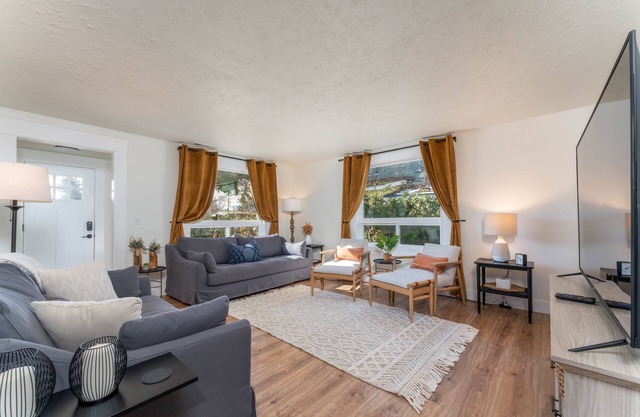 5 Bedroom Home Downtown, Close to shops!