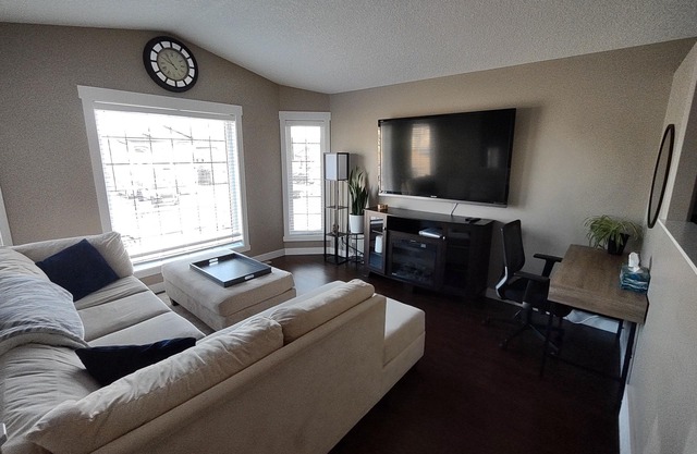 5 Bedroom Home - Fully Stocked, Clean & Pet Friendly!