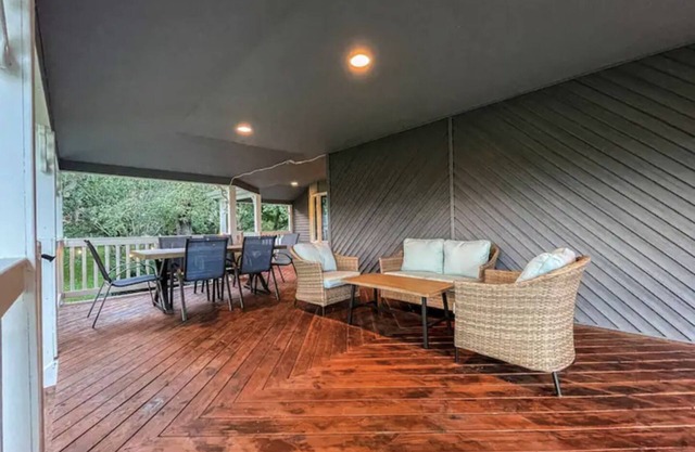 5 Bedroom Home w/King Suite - Sleeps 16!