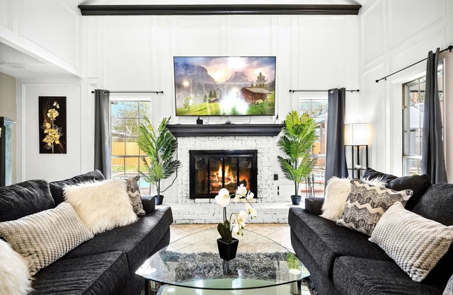 Beautiful, 5 Bedroom Home With A Private Pool, Spa & A Makeup Station!