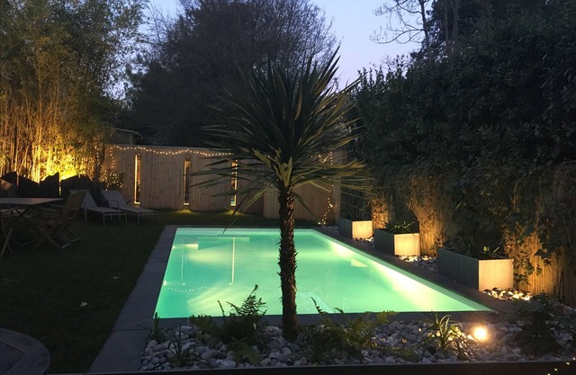 5 bedroom house with heated swimming pool in Nantes close to shops