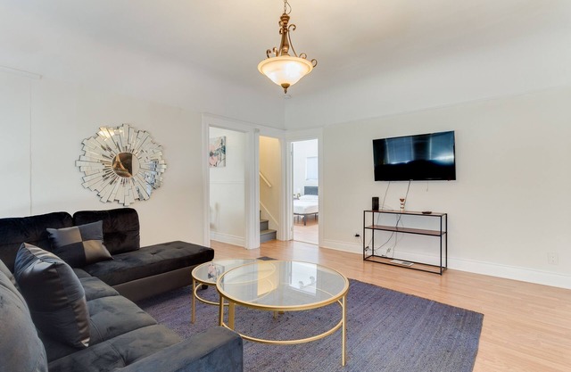 5 Bedroom Koreatown Charmer near Downtown Los Angeles