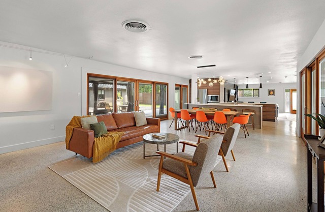 5 bedroom Luxe Home w/ Basketball Court