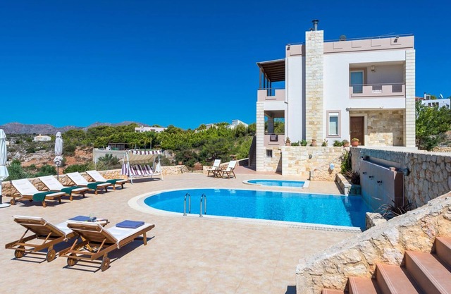 Villa de lujo de 5 dormitorios con piscina, piscina para niños, vista al mar y cerca de la playa