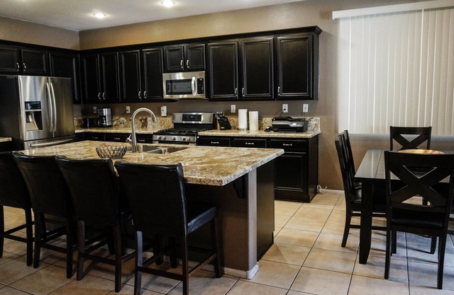 5 habitaciones, mesa de billar, piscina / spa, 8. 2 millas a Las Vegas Strip y 13. 2 al aeropuerto