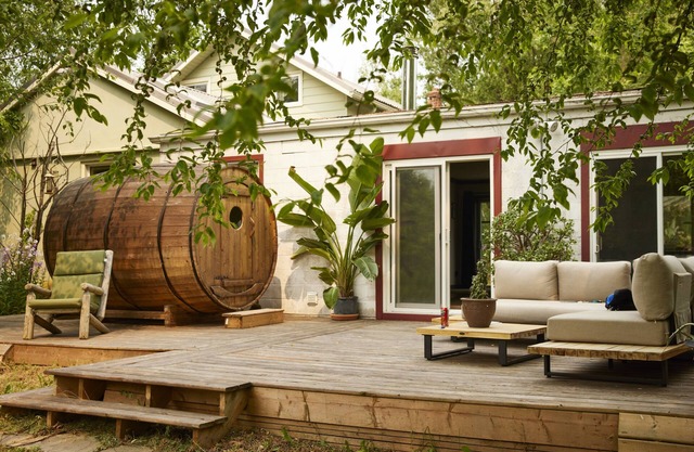 5 bedroom Rustic Farmhouse w acres of solitude, close to Niagara & Wine Country