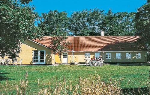 5 Bedroom Stunning Home In Øster Assels