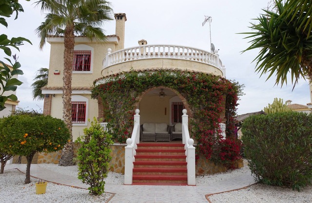 Villa de 5 dormitorios con piscina privada, amplio jardín, TV, Wifi, aire acondicionado.