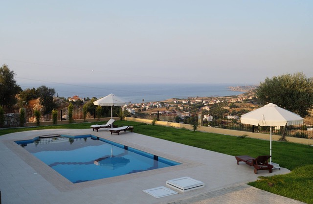 * NUEVO * Villa de lujo de 4 camas con inigualables vistas a la montaña y a la playa, ¡PAZ!