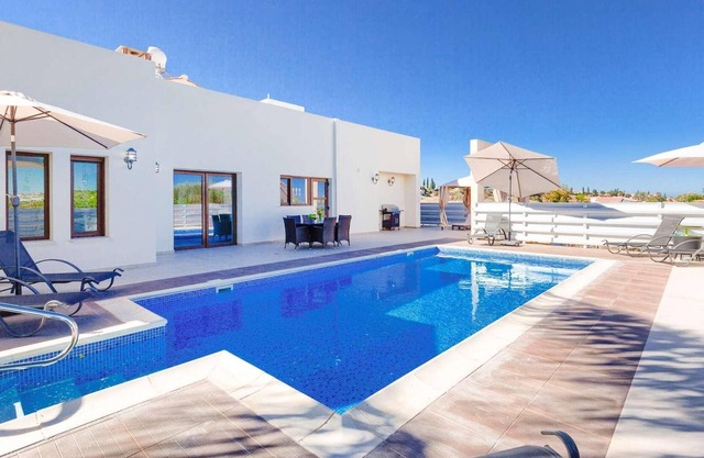 5 bedroom villa with games room and private pool