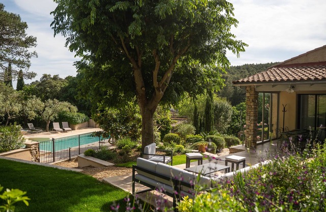 5 bedroom villa with swimming pool, garden, terrace in South of France (Nîmes).