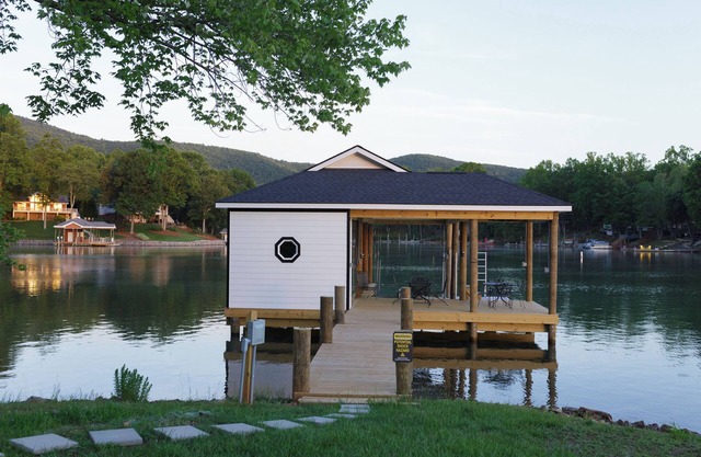 LAKE Haven - 5 Bedroom w/ Hot tub and private dock!!
