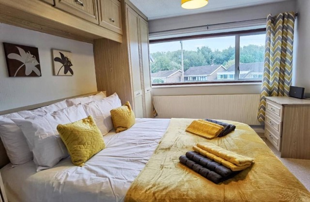 5 bedroomed house available for guests and contractors Wifi Parking