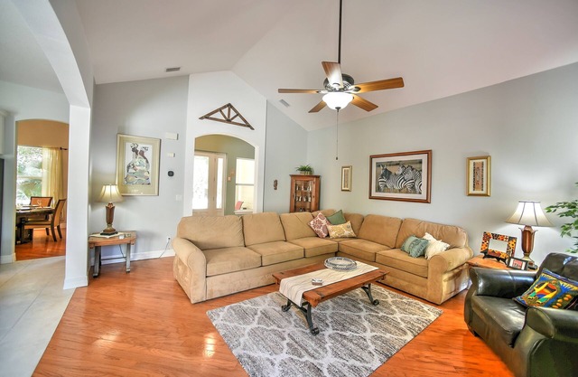 5 habitaciones, 3 baños completos, capacidad para 10 personas, en el corazón del área de Daytona Beach