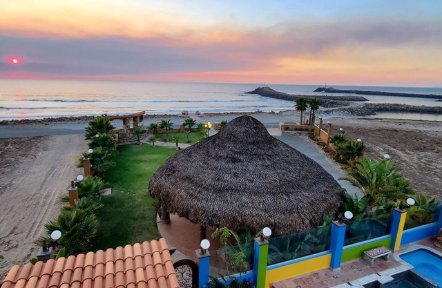 5 habitaciones, frente a la playa, climatizada, piscina, casa, amplio patio trasero, unidad segura en el estacionamiento.