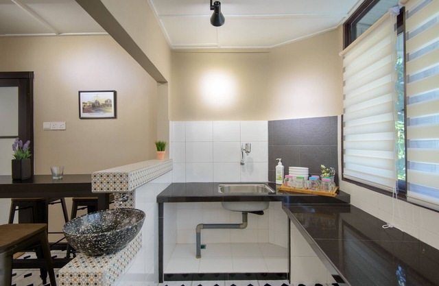 5-Bedrooms Gurney Terrace 9 - iB13