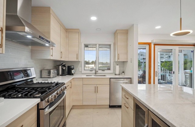 5 Bedrooms, pool, jacuzzi, on waterfront less than 1 mile to beaches & boardwalk