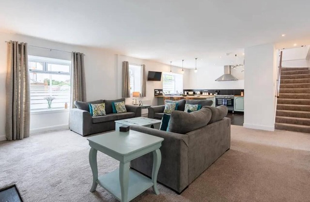 5 bedrooms/sleeps 10-12/free wifi & parking/garden