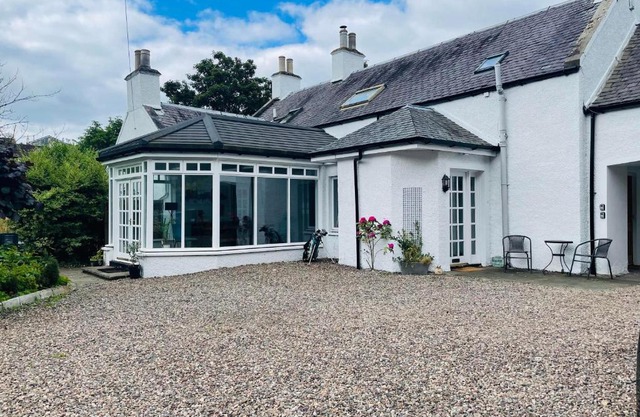 5 bedrooms sleeps 10-12 free wifi & parking garden