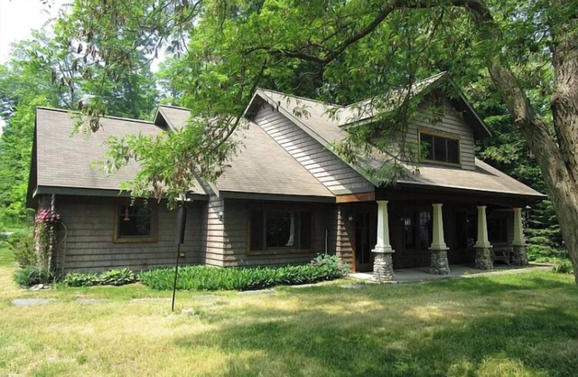 5 bedrooms steps from Burt Lake. Mins from Petoskey Harbor Springs Indian River