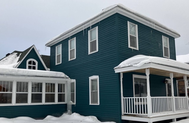 5 beds 1 bath - Sleeps 10+ one block from downtown Hayward.