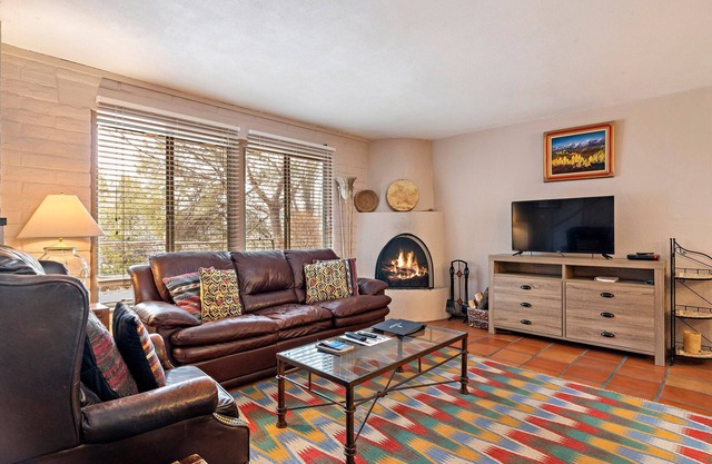 5 Blocks To Santa Fe Plaza, Kitchen, Washer/Dryer Combo, Fireplace, Pool Access, Scenic Trails