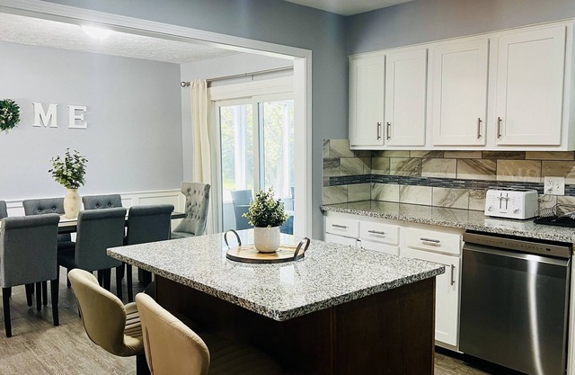 5 BR 2.5 Bath Modern Retreat - Great for Families & Groups