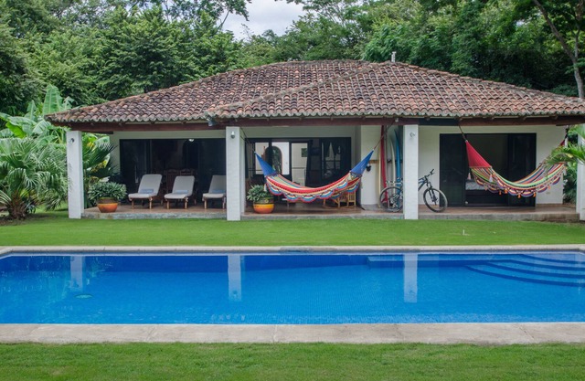 5 dormitorios / 4. 5 baños Casa W / piscina. ¡A solo 5 minutos a pie de la playa y las vacaciones de surf!