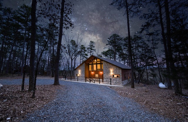 5 BR Cabin ON THE RIVER with PRIVATE ISLAND access, kayaks included!