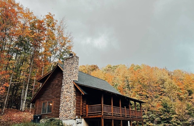 5 BR log cabin - 40 private acres - Hiking trails