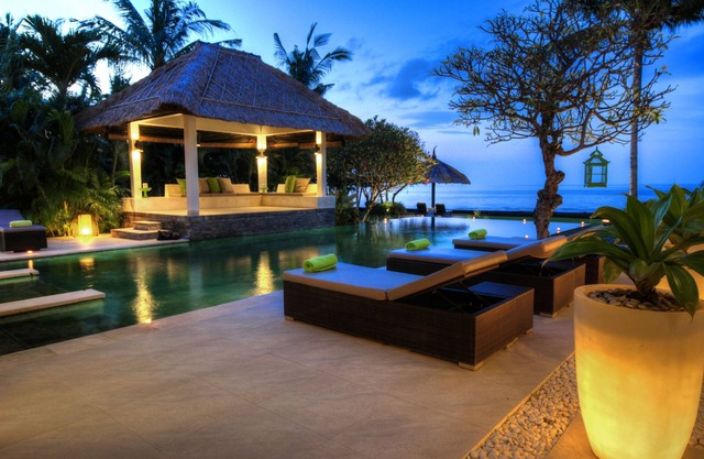 Villa de lujo de 5 dormitorios frente al mar - Gran piscina y personal - Playa Lovina