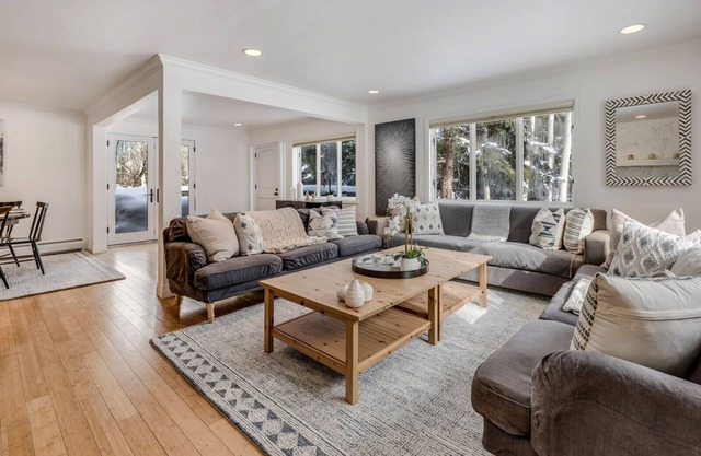 5 BR Updated Aspen Home - AC!