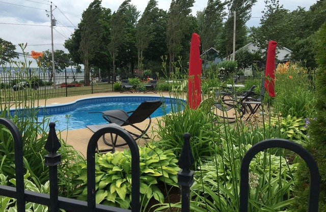 5 dormitorios. Vista y acceso al río San Lorenzo. A los 20 minutos de la ciudad de Quebec. Piscina!