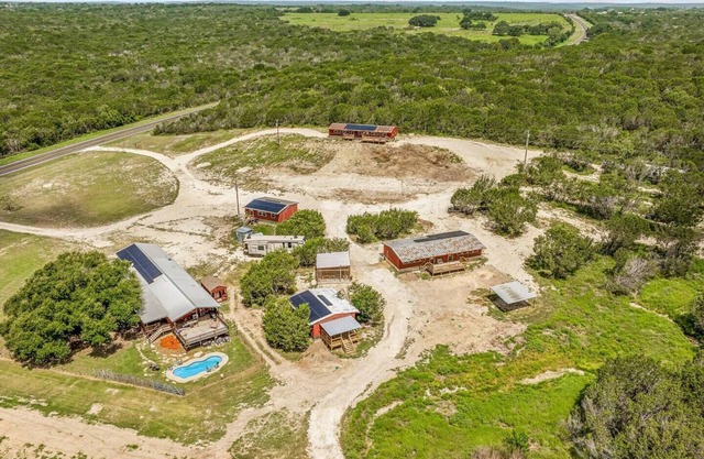 5 Cabins on 7 Acres, Pool, Sleeps 30, Scenic Views