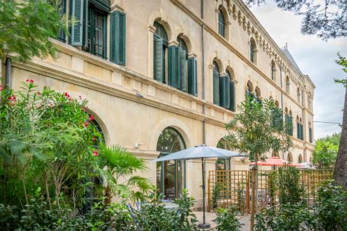 5 Family Apartments with Pool & Large Garden in Historic Pézenas Convent